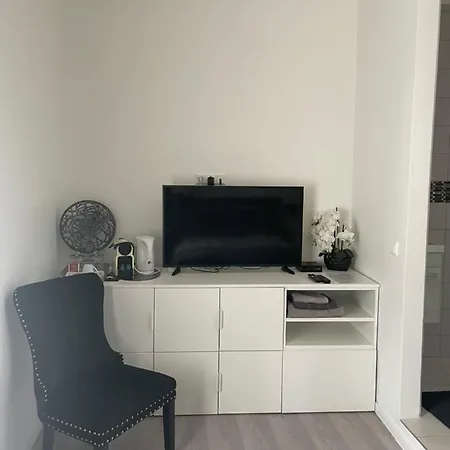 Executive Double With En-suite In Rue Trevires R3 *